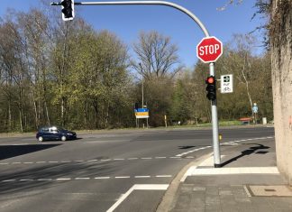 An der Beethovenstraße im Einmündungsbereich der Talstraße wurde der erste Grüne Pfeil für Fahrradfahrer angebracht. Foto: Kreisstadt Mettmann